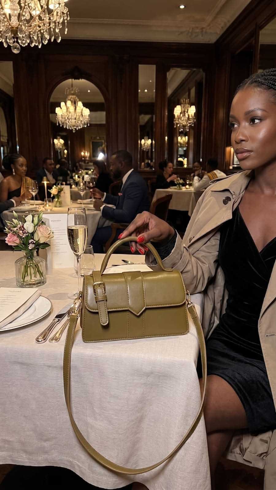 Femme élégante portant le sac PaméSiéné à Libreville